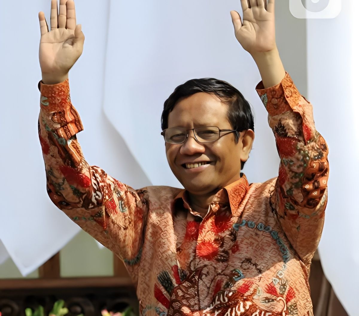 Momen Kocak Mahfud MD Sempat Kena Sosor Bapak-Bapak di Jatim, Ekspresinya Jadi Sorotan
