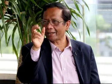 Momen Kocak Mahfud MD Sempat Kena Sosor Bapak-Bapak di Jatim, Ekspresinya Jadi Sorotan