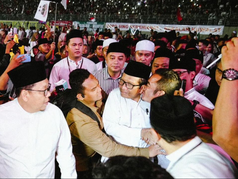 Momen Kocak Mahfud MD Sempat Kena Sosor Bapak-Bapak di Jatim, Ekspresinya Jadi Sorotan