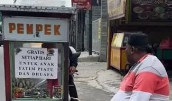 Perekam video mengaku tersentuh ketika melihat tulisan yang terpampang di gerobak Jabo.