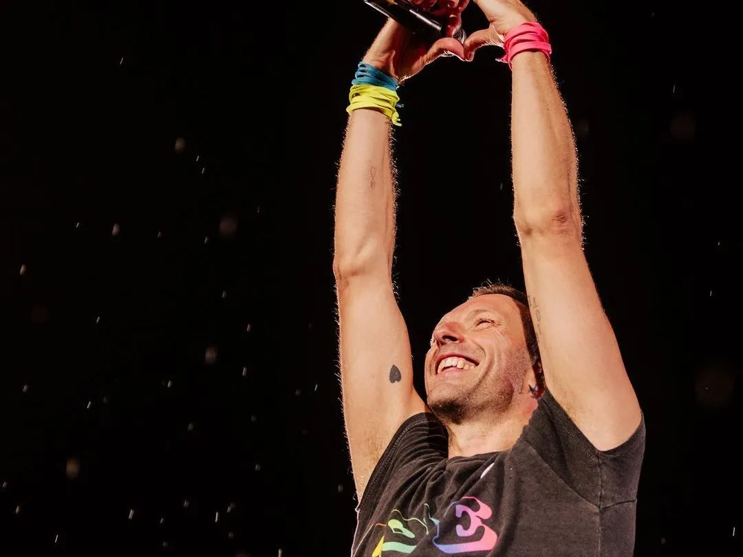 Bukan Cuma Kenangan, Coldplay Kasih Hadiah Kapal Pembersih Sungai untuk Indonesia