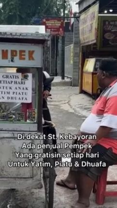 Mulianya Hati Pedagang Pempek Gerobak Tiap Hari Gratiskan Anak Yatim & Duafa, Ajaib Tak Pernah Merugi