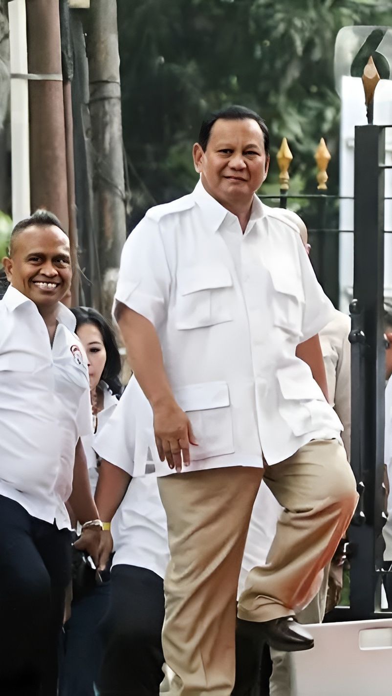 Potret Jadul Prabowo Subianto Bareng Sang Ayah, Tampil Gagah dengan Beskap Jawa