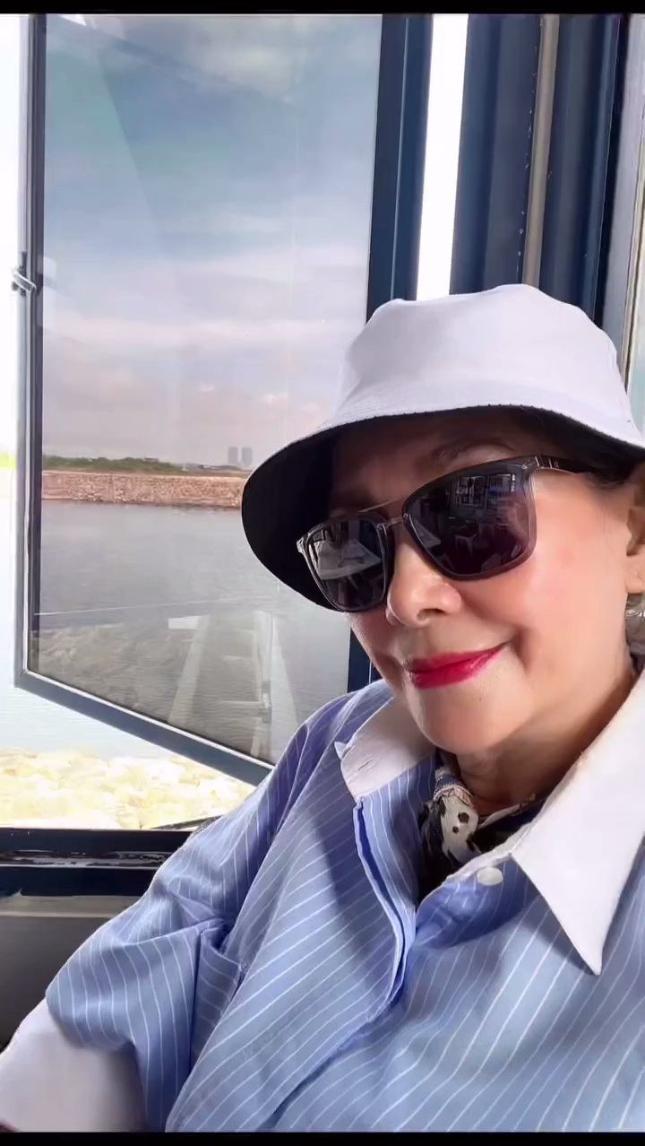 Widyawati juga rutin berolahraga dengan berjalan kaki, lho!