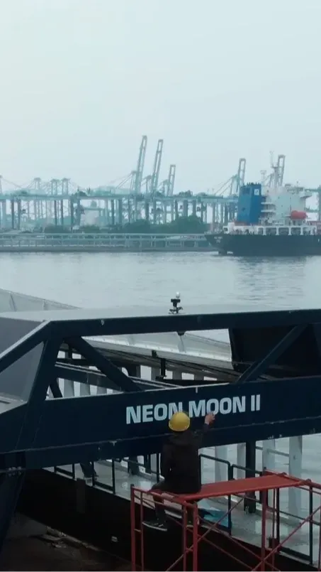 Bukan Cuma Kenangan, Coldplay Kasih Hadiah Kapal Pembersih Sungai untuk Indonesia