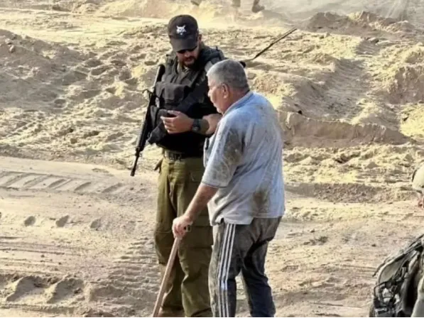 Tentara Israel Pura-Pura Tolong Seorang Kakek Palestina untuk Foto Pencitraan, Lalu Ditembak Mati
