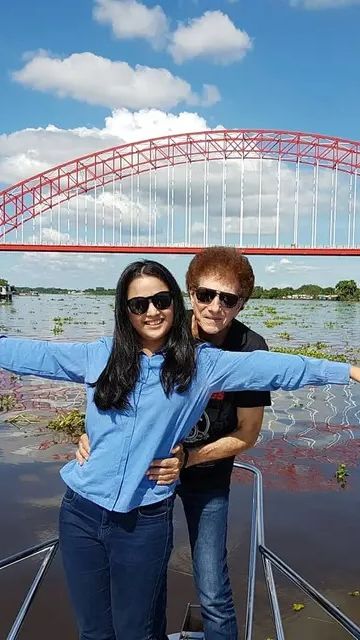 Meski terpaut usia, kemesraan pasangan ini tetap terpancar, terutama saat mereka menikmati liburan bersama di atas kapal.