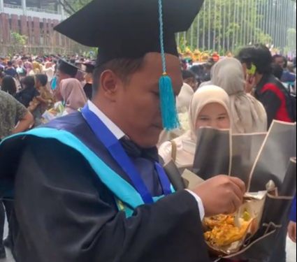 Pria Ini Dapat Buket Nasi Warteg saat Wisuda, Anti Mainstream Malah Jadi Inspirasi Warganet