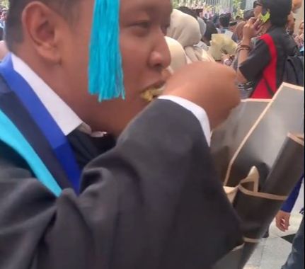 Pria Ini Dapat Buket Nasi Warteg saat Wisuda, Anti Mainstream Malah Jadi Inspirasi Warganet