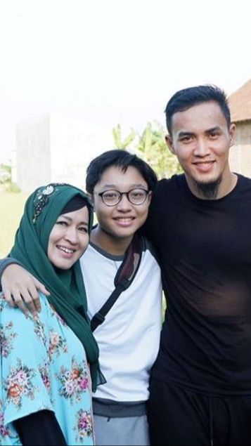Meski anak sambung, tak jarang keduanya disebut mirip