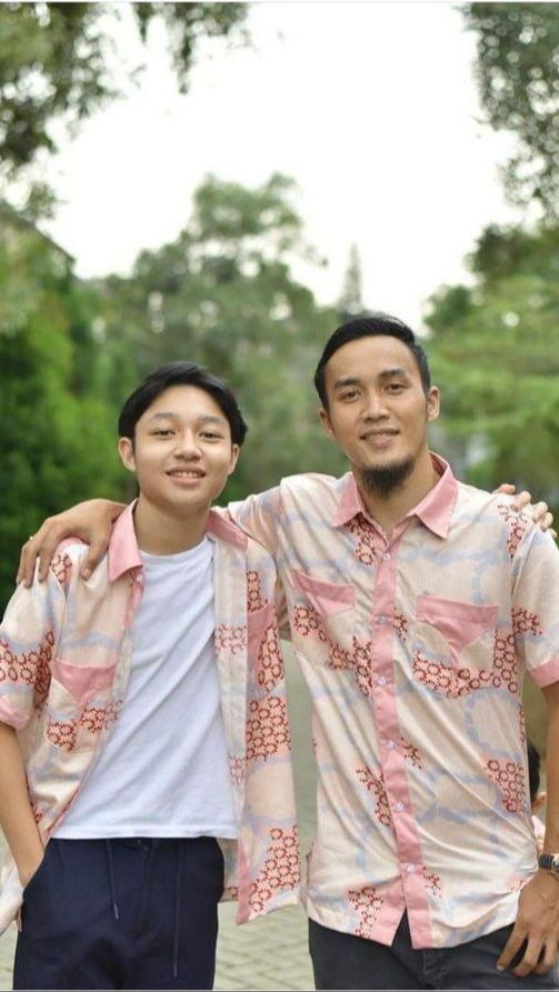 Dalam beberapa momen mereka tampil memakai baju bermotif kembar