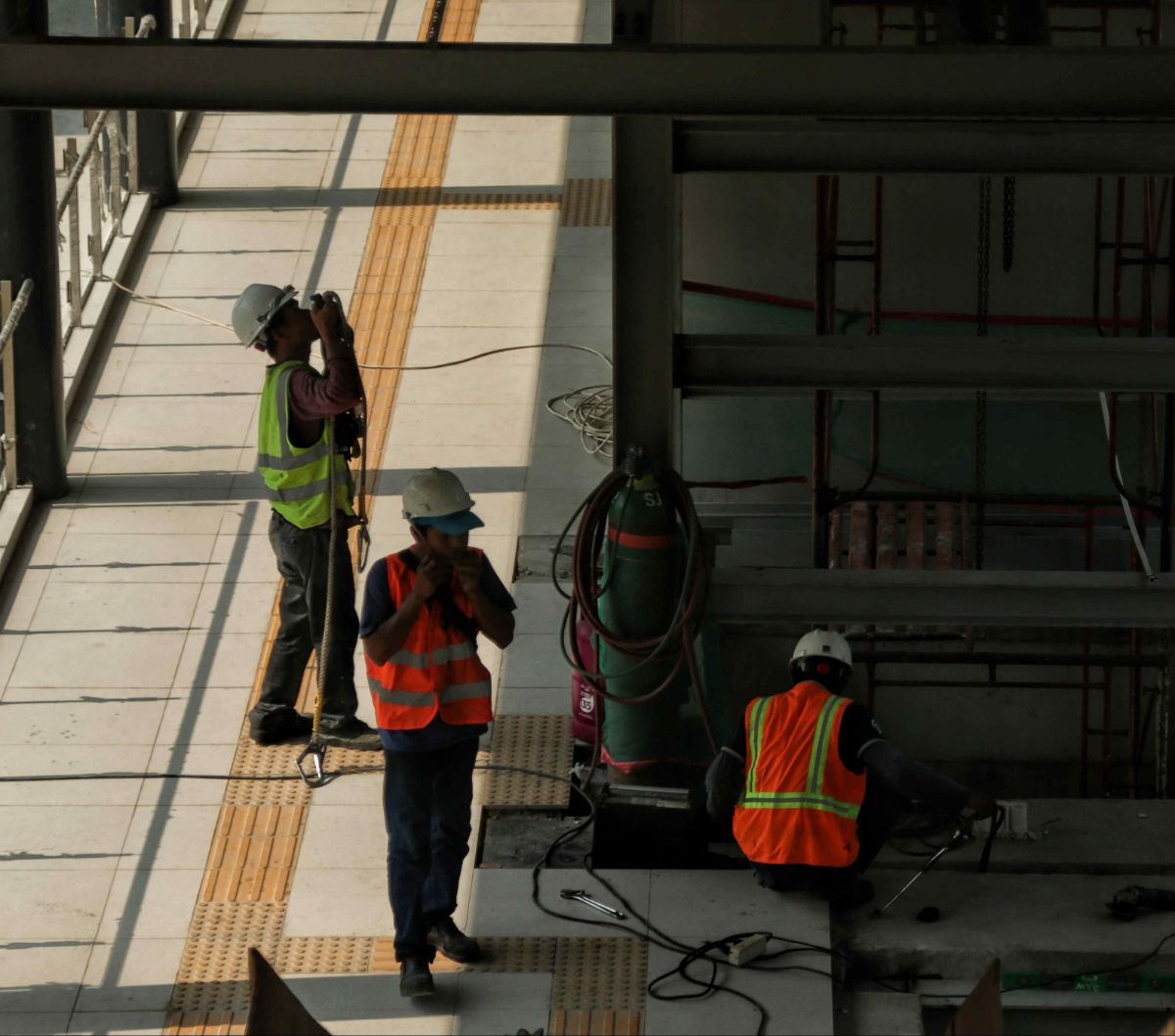 Sejumlah pekerja menyelesaikan proyek revitalisasi Halte Cawang Central, Jakarta, Jumat (17/11/2023).