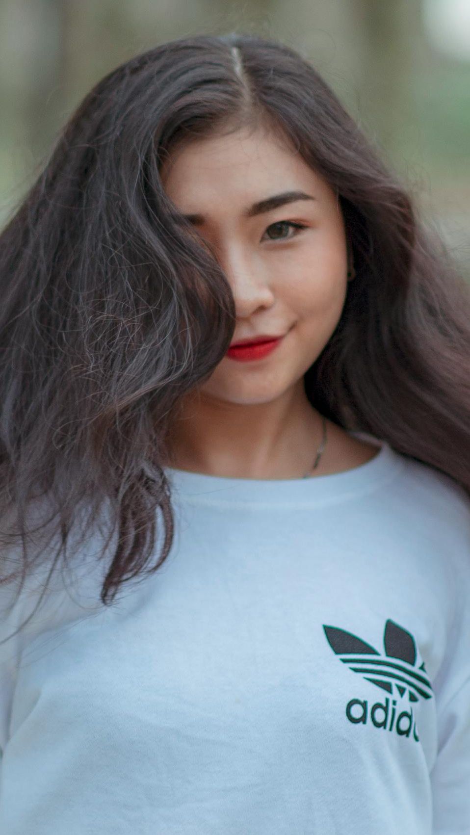 Bikin Poni S-Curve ala Aktris Drakor dengan Hair Roller, Gampang Banget!