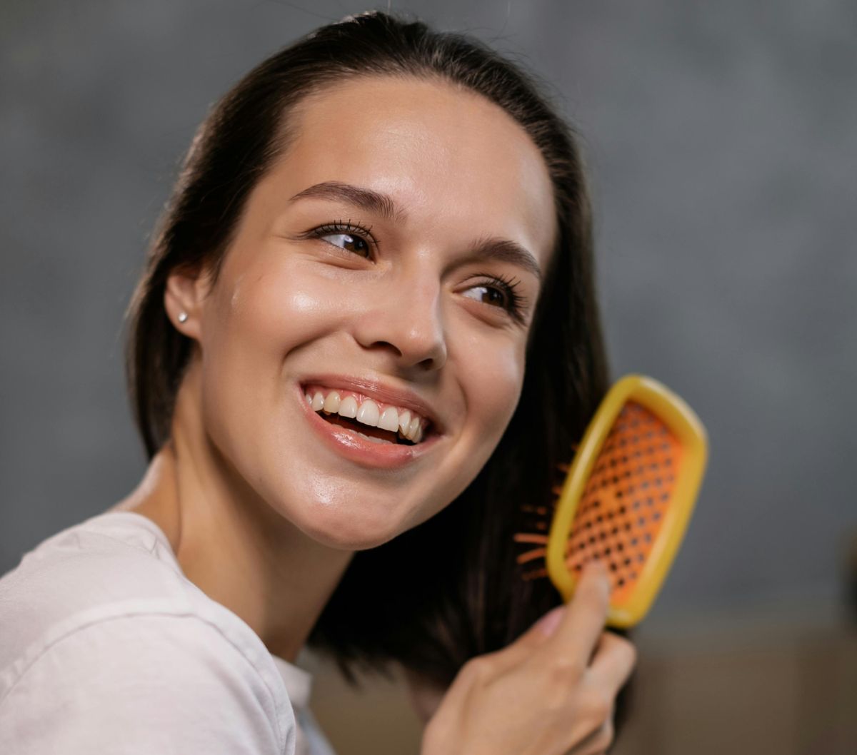 Jika kita menggunakan sikat rambut (sisir) yang tidak bersih, semua minyak dan kotoran akan kembali ke rambut kita, menyebabkan ketombe, menyumbat folikel rambut, dan meningkatkan produksi minyak,