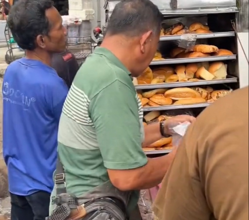 Tak Sengaja Tabrak Gerbang Rumah Orang, Penjul Roti Ini Malah Dapat Berkah