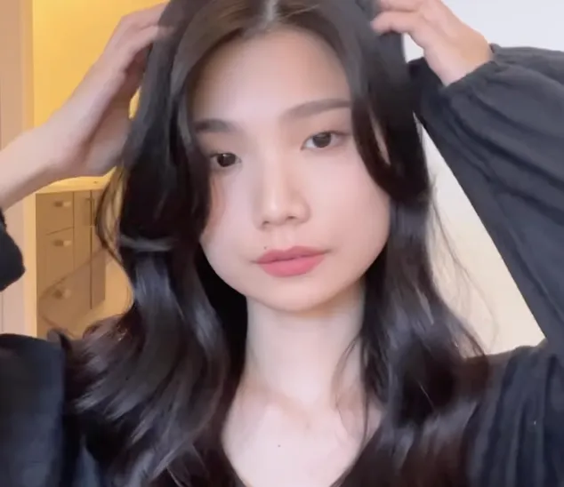 Bikin Poni S-Curve ala Aktris Drakor dengan Hair Roller, Gampang Banget!