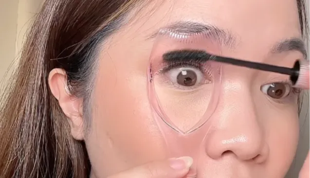 2. Pakai Maskara dan Eyelash Stencil
