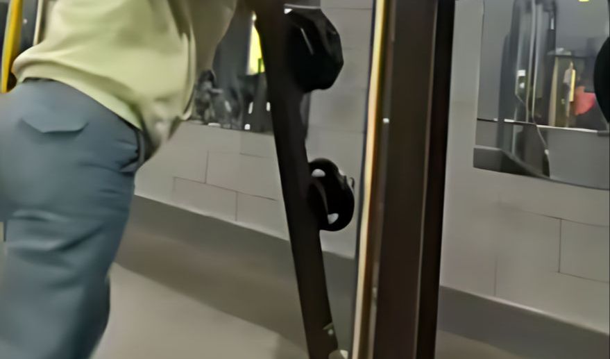 Masih Pakai Seragam Sekolah Main ke Gym