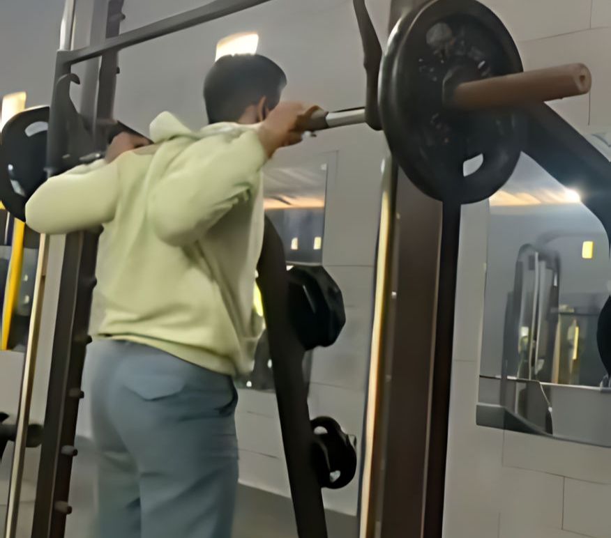 Salah Kostum! Pulang Sekolah Langsung Latihan di Gym Masih Pakai Seragam, Pelajar Kena Karmanya: Auto Malu Ingin Pindah Planet Saja