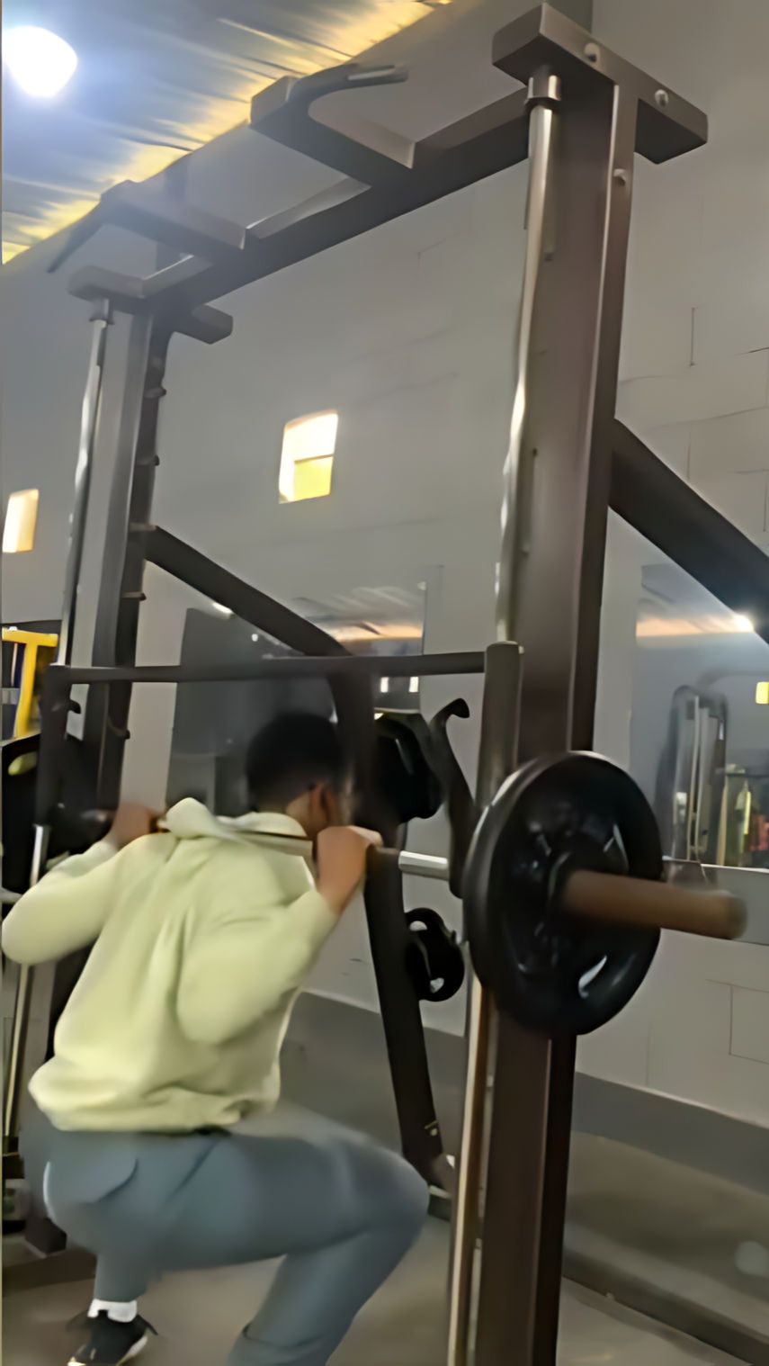 Salah Kostum! Pulang Sekolah Langsung Latihan di Gym Masih Pakai Seragam, Pelajar Kena Karmanya: Auto Malu Ingin Pindah Planet Saja