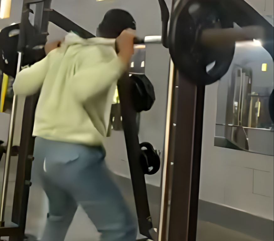 Salah Kostum! Pulang Sekolah Langsung Latihan di Gym Masih Pakai Seragam, Pelajar Kena Karmanya: Auto Malu Ingin Pindah Planet Saja
