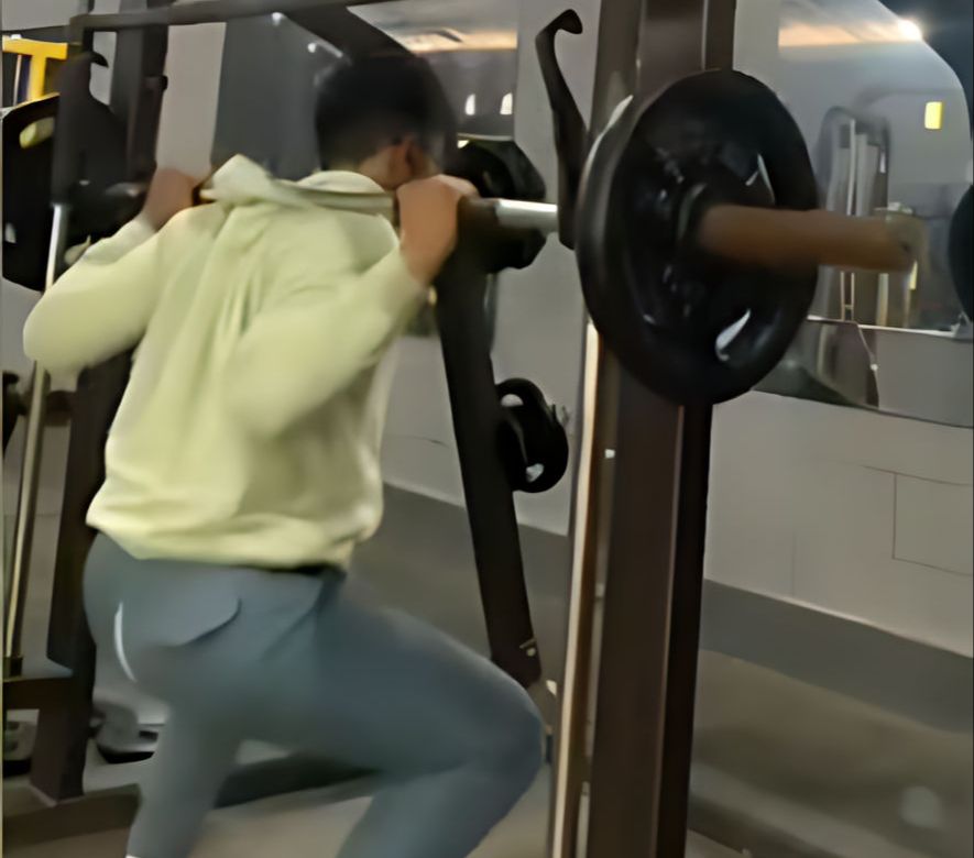 Salah Kostum! Pulang Sekolah Langsung Latihan di Gym Masih Pakai Seragam, Pelajar Kena Karmanya: Auto Malu Ingin Pindah Planet Saja
