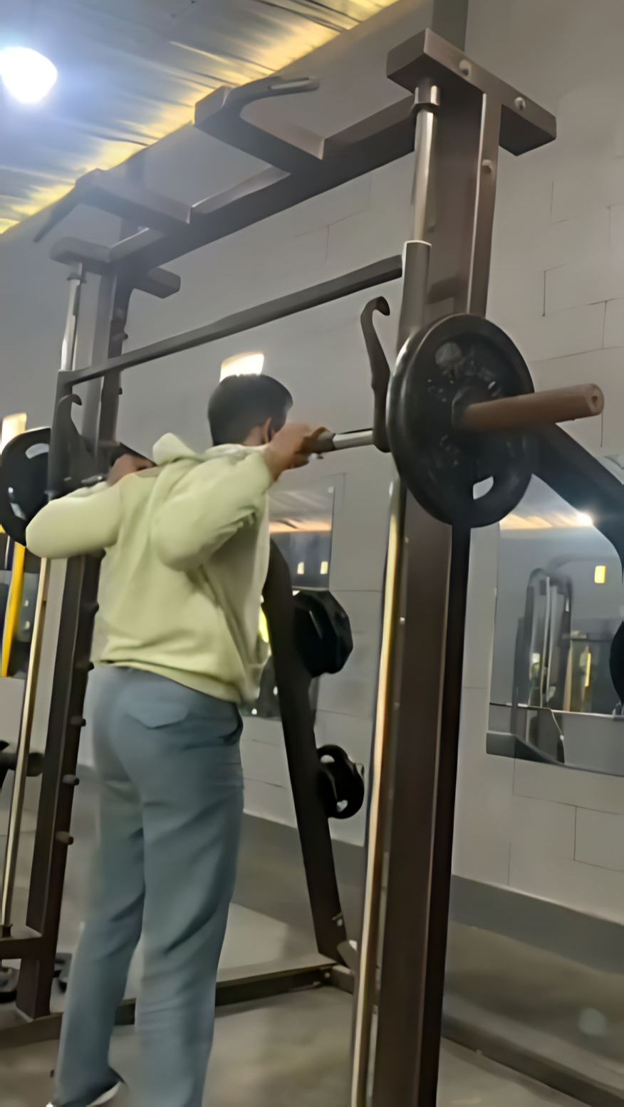 Momen Memalukan Pelajar Seragamnya Robek Saat Jajal Barbell Machine di Gym