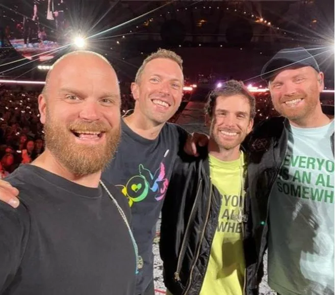 Meriahnya konser band asal Inggris Coldplay menyisakan cerita pahit bagi sebagian fans. Tidak sedikit dari mereka menjadi korban penipuan jasa titip tiket hingga calo.