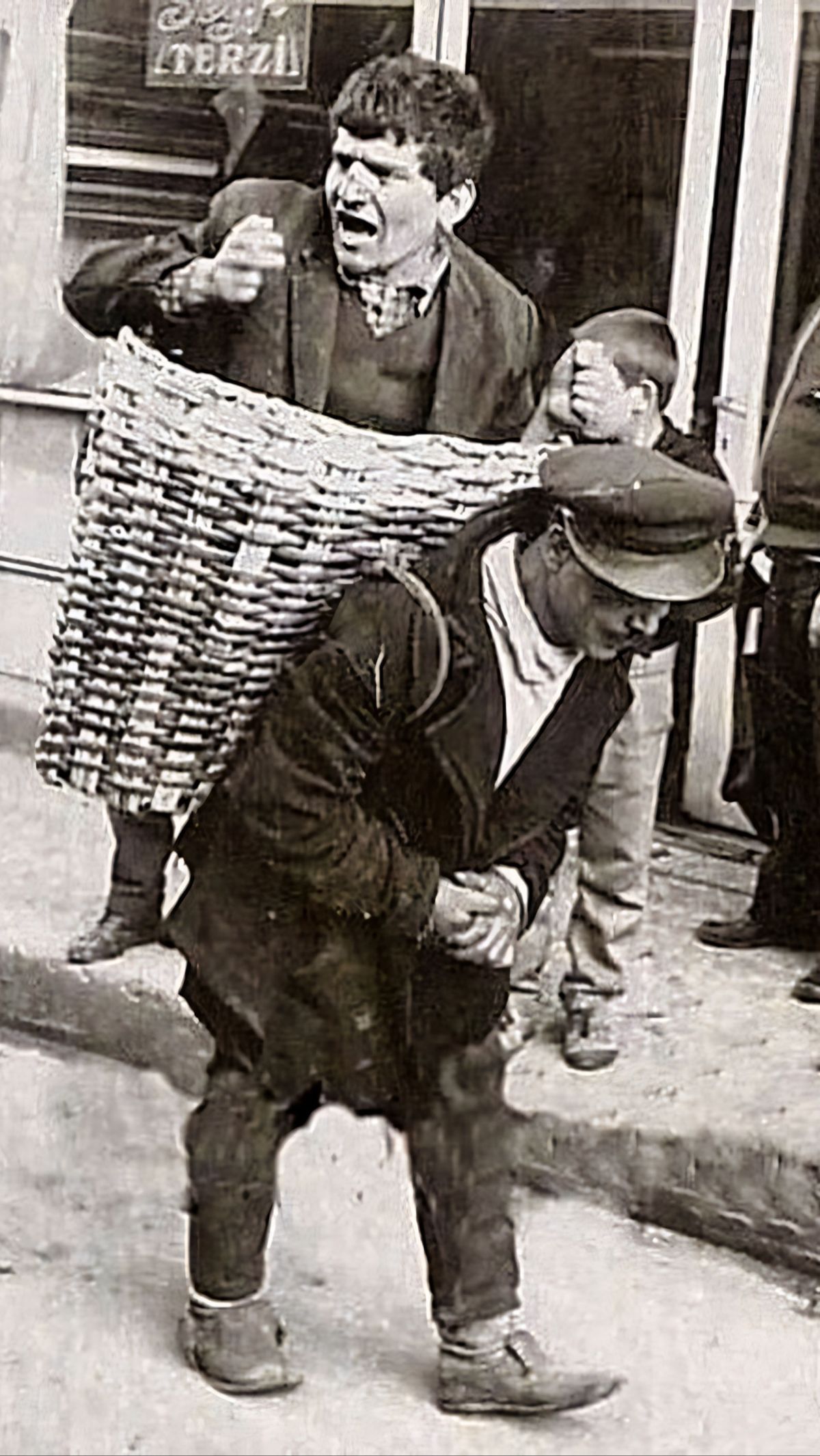 Profesi aneh di Istanbul, Turki pada 1960-an. Tugasnya mengantar pemabuk pulang ke rumah dengan digendong di keranjang.
