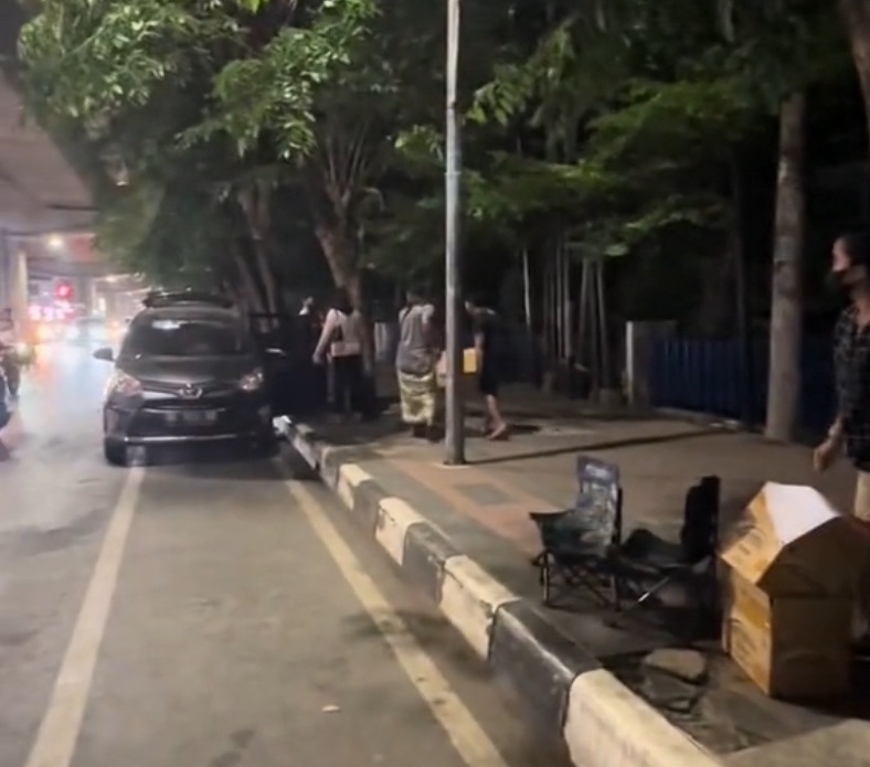 Takut Persaingan Dagang, Aksi Pria Usir Penjual Lain di Dekatnya Ini Viral Bikin Geram