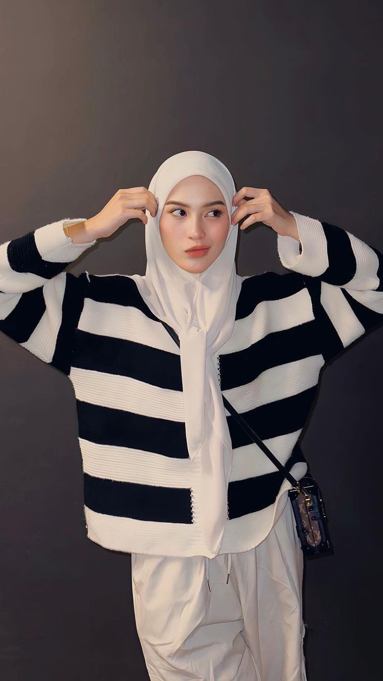 Look 1: Cardigan Stripe Besar<br>
