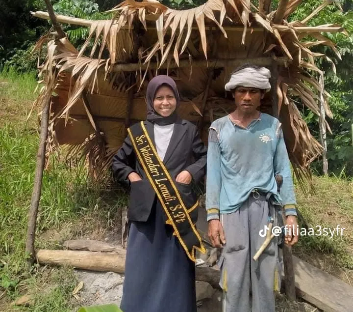 Viral Kisah Wanita Lulus Sarjana Rayakan Foto di Depan Rumah Gubuknya, Tunjukkan Perjuangan Orangtua