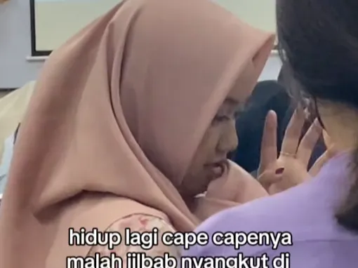 Momen Kocak Jilbab Mahasiswi Nyangkut di Behel, Deg-Degan Kelas Belum Selesai