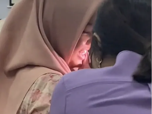 Momen Kocak Jilbab Mahasiswi Nyangkut di Behel, Deg-Degan Kelas Belum Selesai