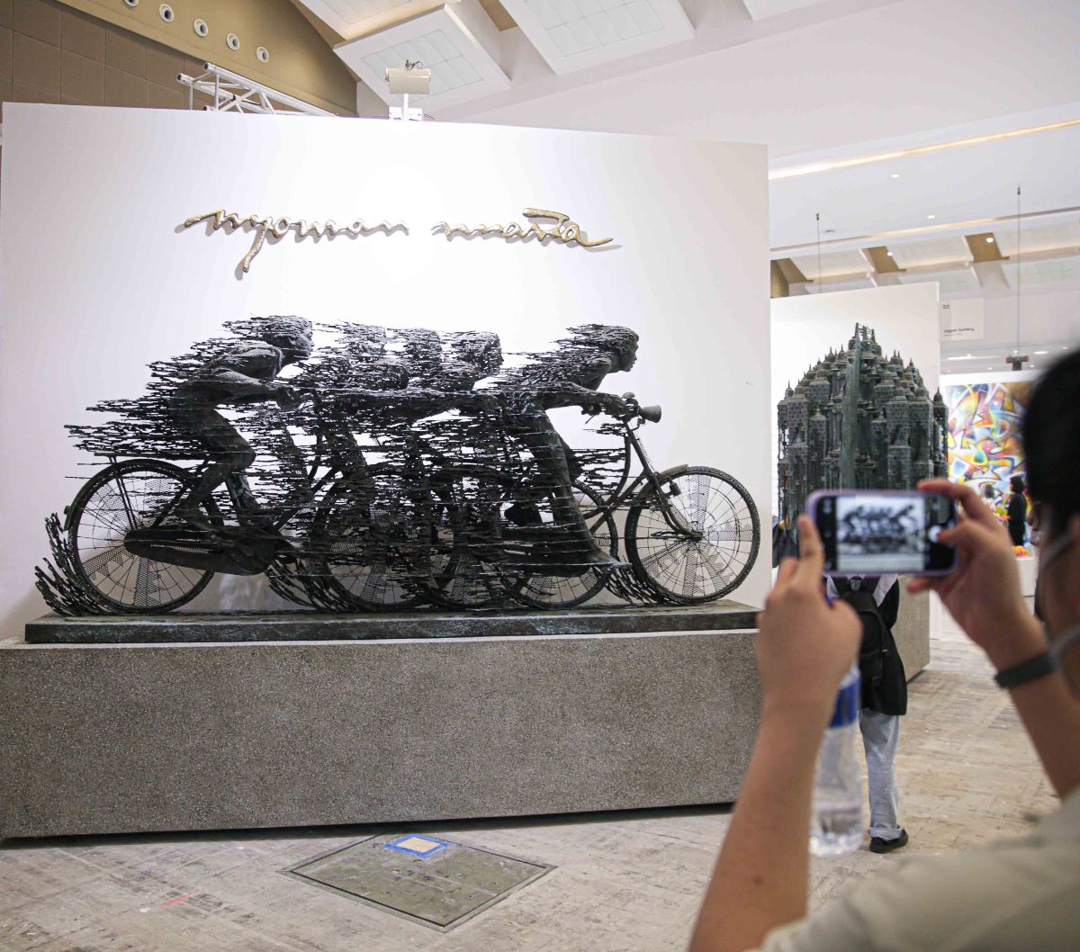 FOTO: Mengisi Akhir Pekan dengan Melihat Karya Seni di Art Jakarta 2023