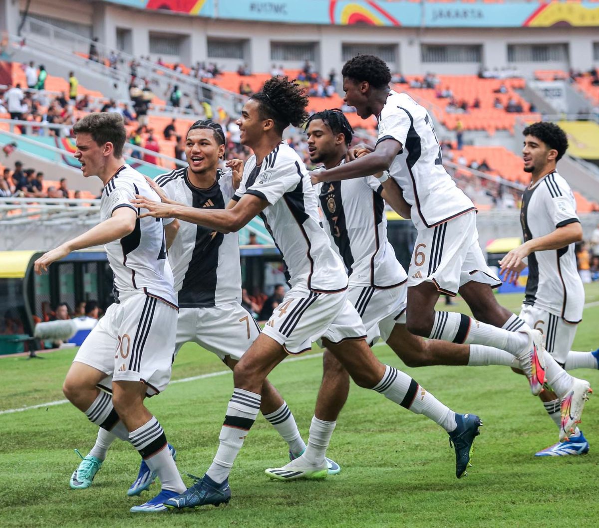 Timnas Jerman U-17 tampil menggila saat menghadapi Venezuela U-17 dalam matchday ketiga Piala Dunia U-17 2023 di Jakarta International Stadium, Sabtu (18/11/2023). Pasukan Der Panzer menang tiga gol tanpa balas dalam duel tersebut.