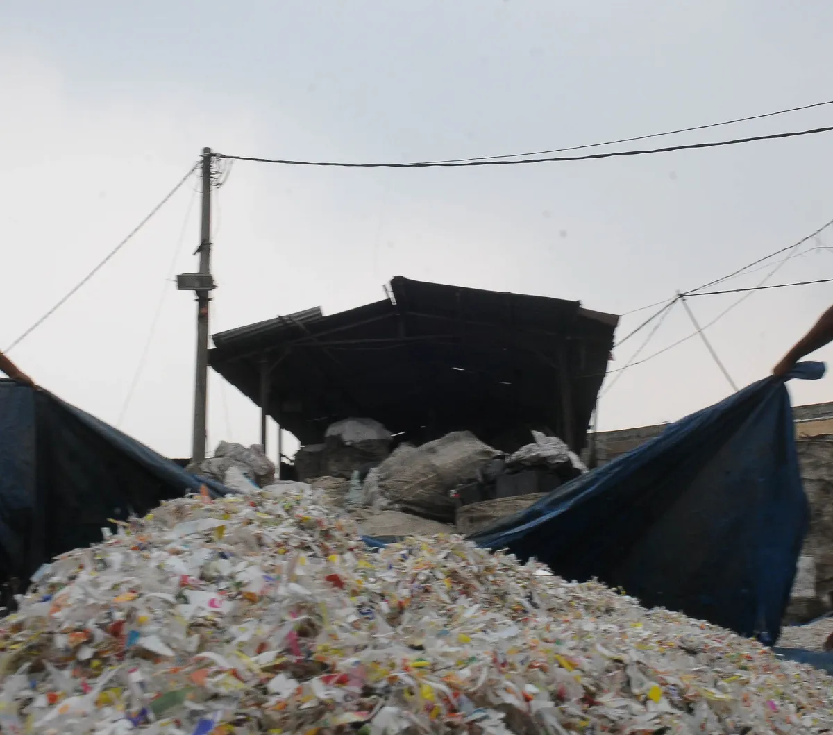 Kisah Inspiratif Pria Lulusan SD Berhasil Bikin Alat Ubah Sampah Plastik Jadi BBM