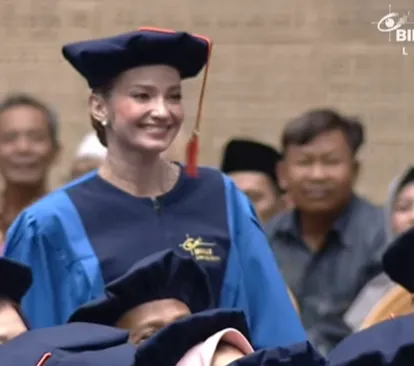 Enzy Storia Lulus Wisuda, Kebingungan Rektor Bikin Seisi Gedung Tertawa: `Ini Artis Apa ya?`