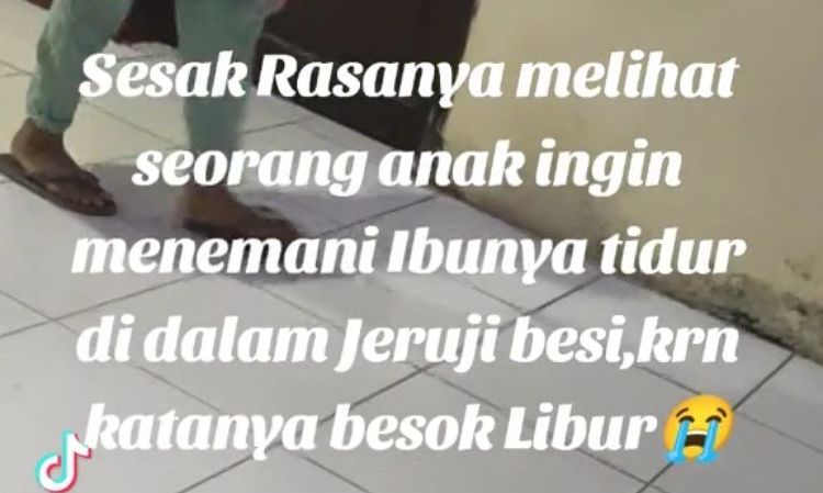 Libur Sekolah, Aksi Anak Ingin Temani Ibunya Tidur di Sel Tahanan Ini Viral