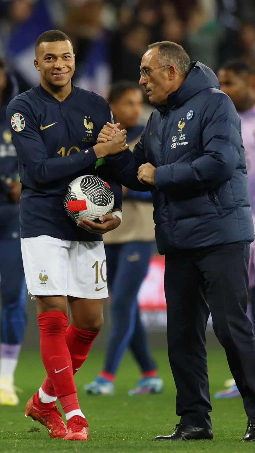 Senyum Kylian Mbappe saat melakukan selebrasi setelah mencetak hattrick.