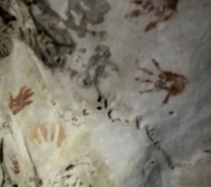 Ratusan Cap Tangan Misterius Berusia 1.200 Tahun Ditemukan di Gua Ini, Ternyata Punya Makna Mendalam