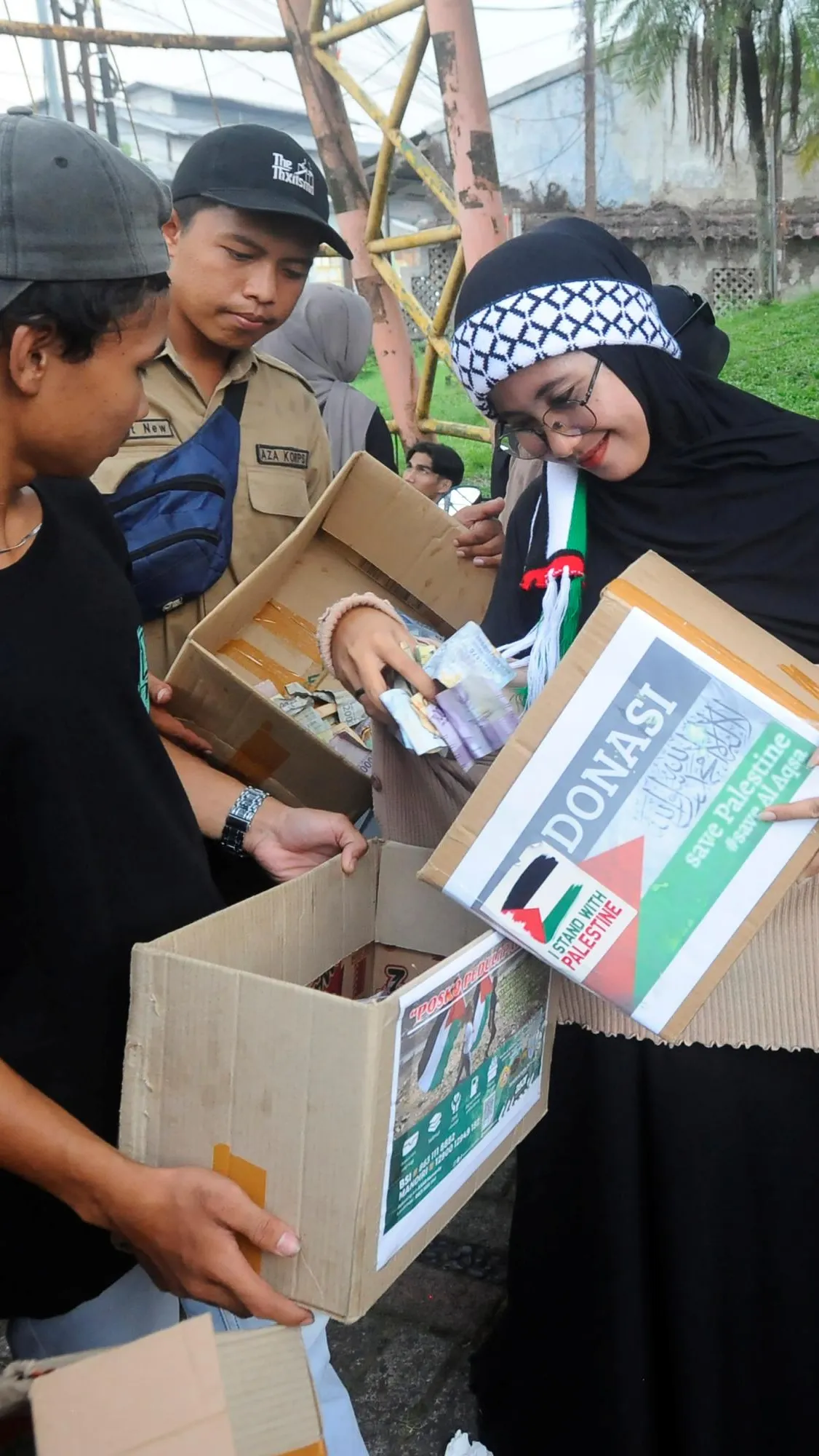 FOTO: Demi Galang Dana untuk Palestina, Para Santri Ini Sampai Rela Panas-Panasan di Jalan Raya Parung-Bogor hingga Dapat Rp10 Juta per Hari