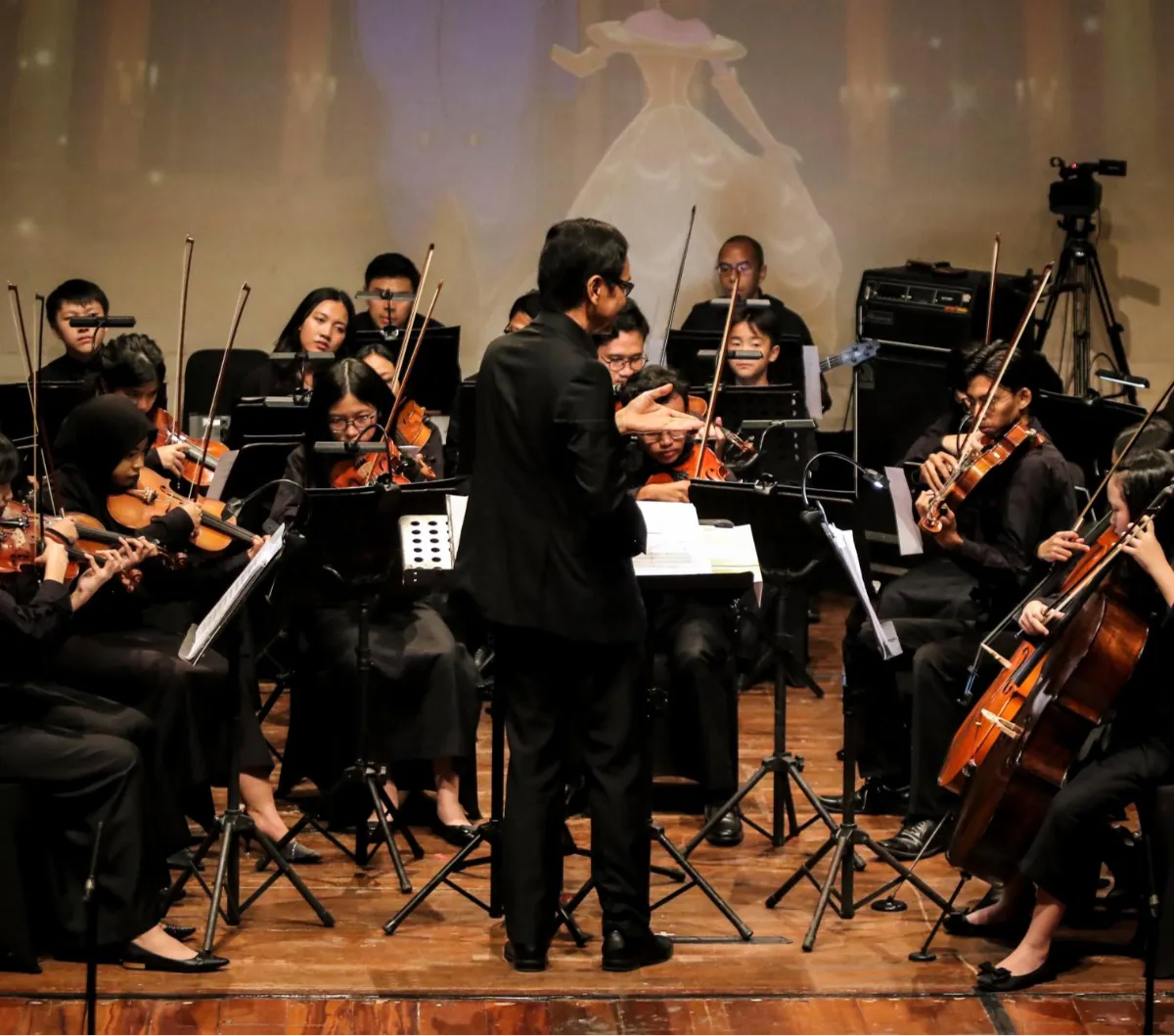 Konduktor Addie MS memimpin orkestra grup musik Light Ministry Orchestra (LMO) dan Light Ministry Ensemble (LME), saat konser A Night of Light di Jakarta, Minggu (19/11/2023).