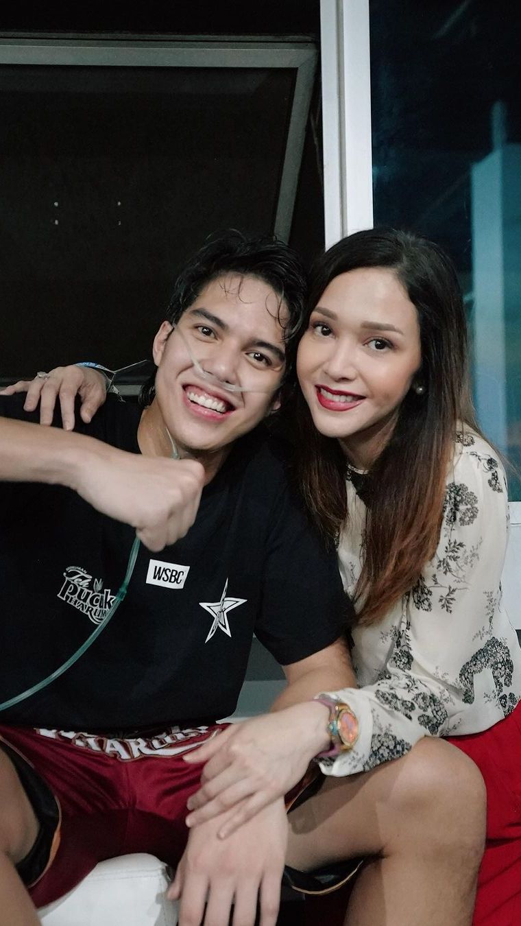Maia Estianty datang mendukung sang putra El Rumi dalam pertandingan tinju melawan Jefry Nichol.