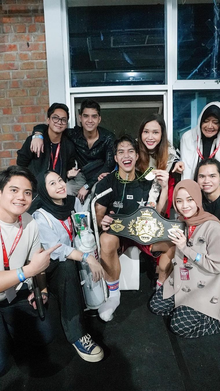 Ia ttampak berpose dengan anak-anak bahkan Ahmad Dhani saat pertandingan tersebut.