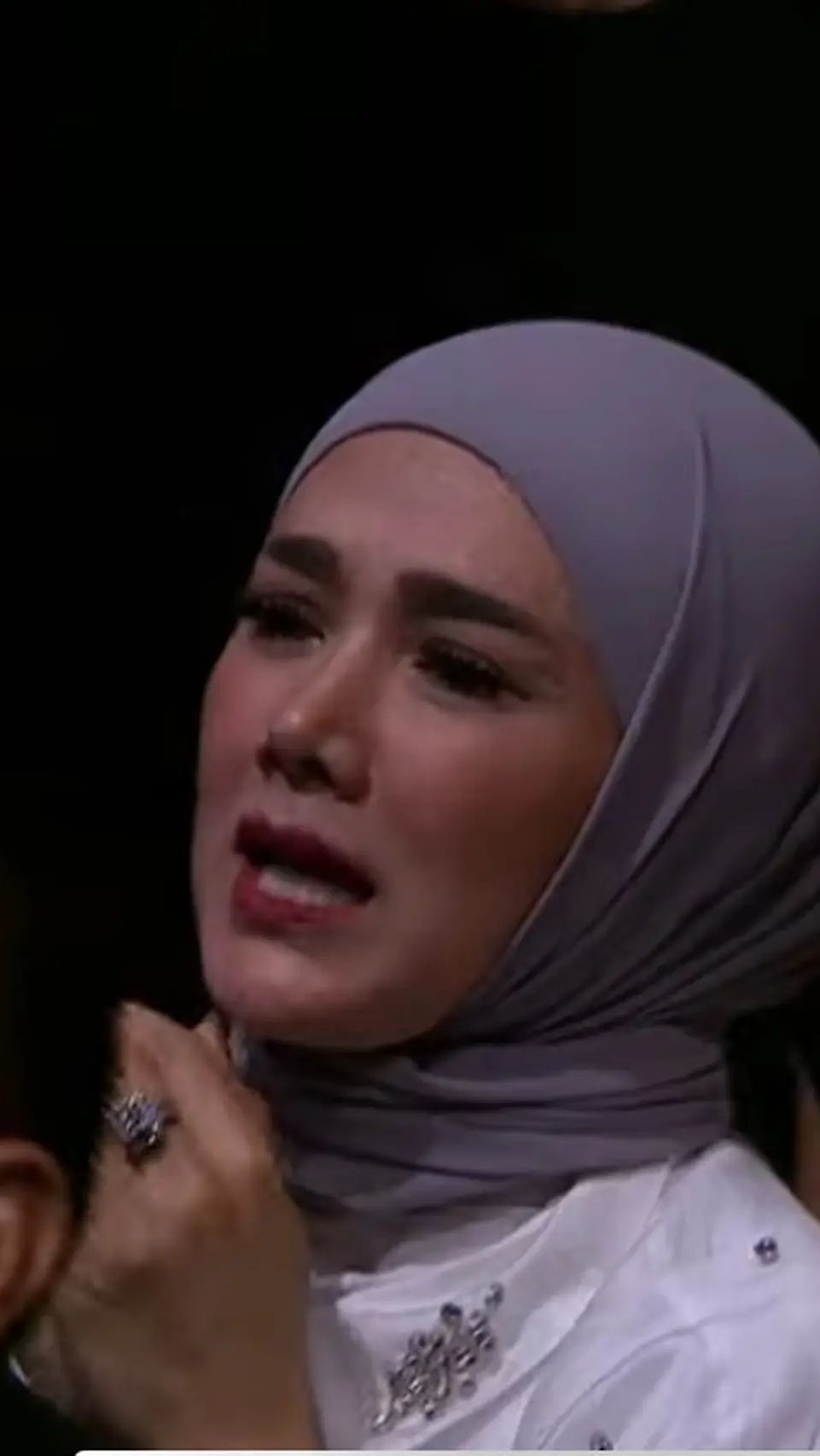 Pada momen itu, Mulan tampil cantik dengan kemeja putih yang dipadukan dengan kerudung warna abu-abu.