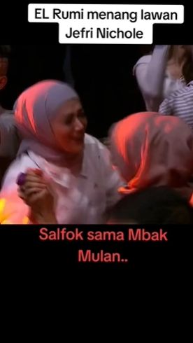 Mulan kegirangan saat mengetahui El Rumi menang. Bahkan, Ia sampai memeluk seorang wanita di sampingnya.