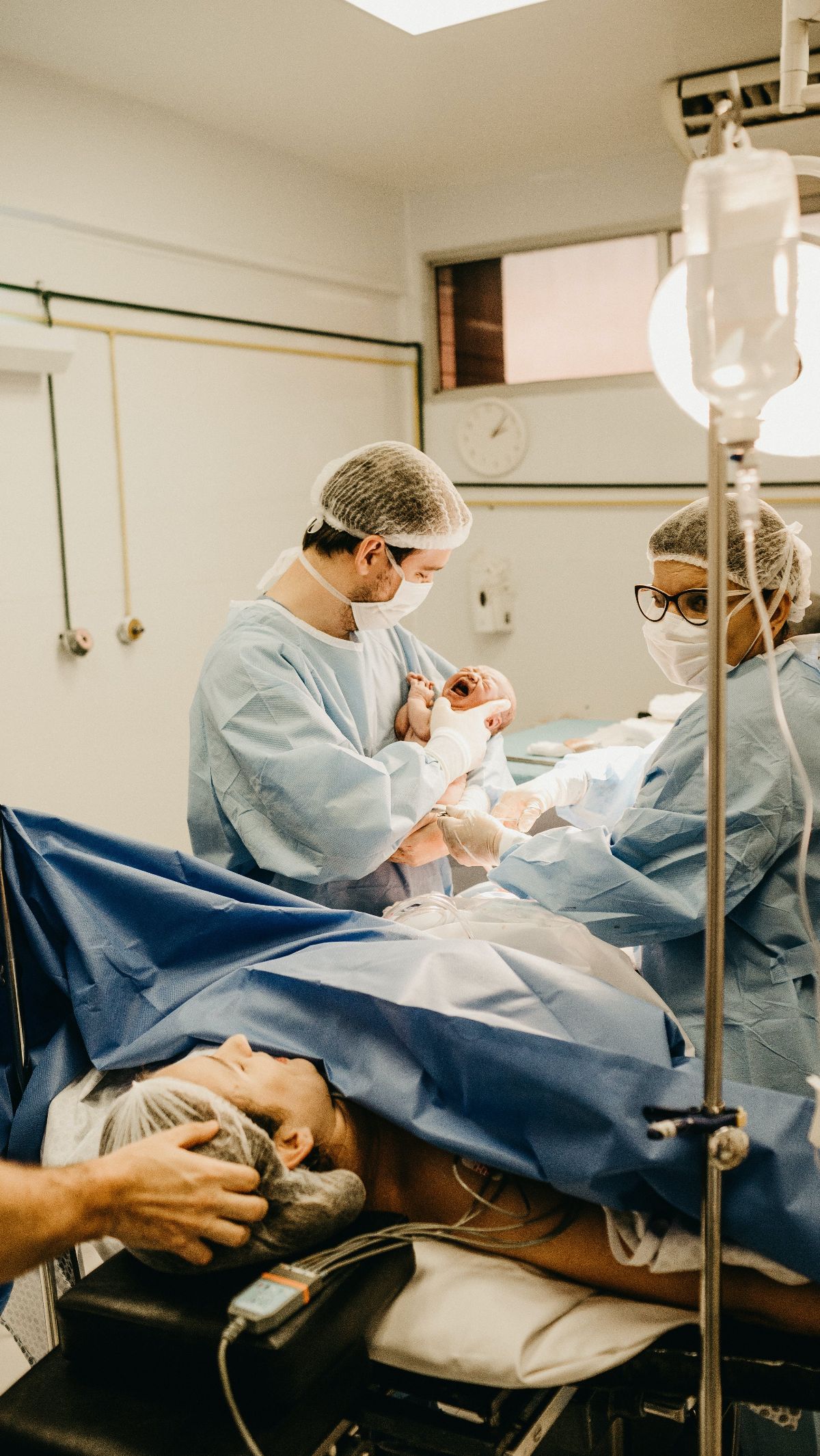 Bius epidural memiliki manfaat dalam mengurangi rasa sakit pada ibu saat melahirkan. Meski efek samping pada ibu umumnya sementara, perlu pemahaman bahwa ada risiko pada bayi.