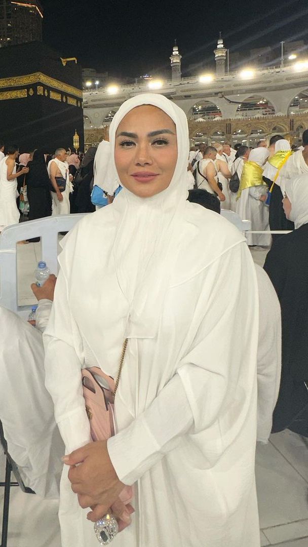10 Potret Penampilan Kris Dayanti dan Amora Lemos Saat Ibadah Umrah, Manglingi