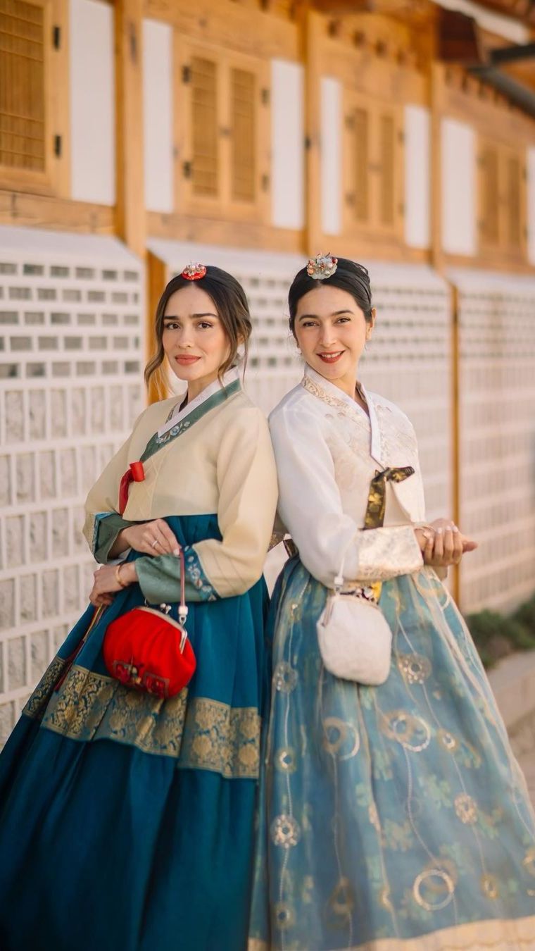 Anggun Pakai Hanbok, 6 Potret Adu Gaya Hot Mom Nabila Syakieb dan Yasmine Wildblood